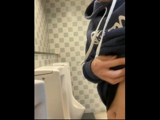 颜出し変态男子高校生公众トイレの小便器でおしっこ近くから高画质でばっちり撮影无修正素人